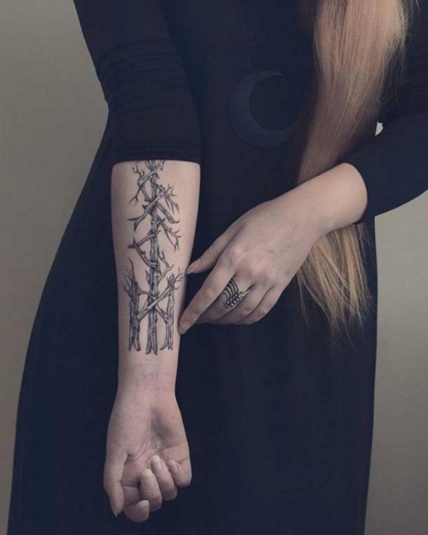 tatuaje runa mujer 06