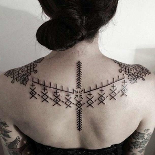 tatuaje runa mujer 14