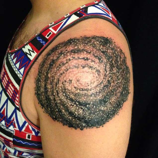 tatuaje cosmico espacio 12