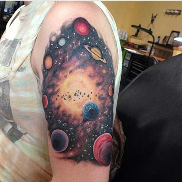 tatuaje cosmico espacio 40