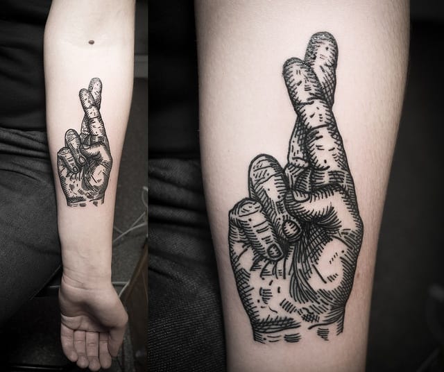 tatuaje dedos cruzados 04
