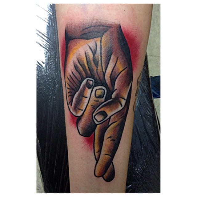 tatuaje dedos cruzados 13