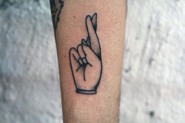 tatuaje dedos cruzados 17