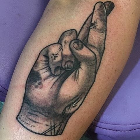 tatuaje dedos cruzados 19