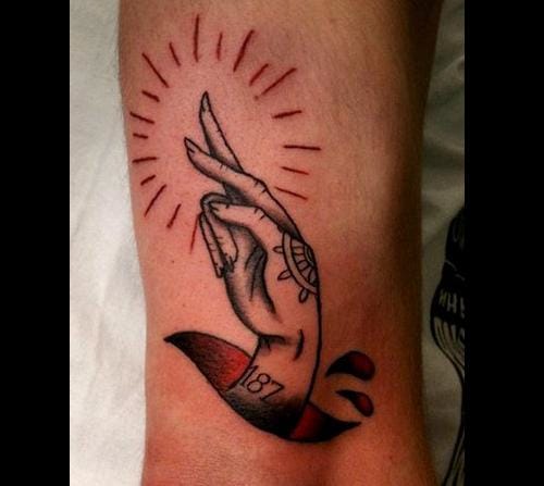 tatuaje dedos cruzados 21
