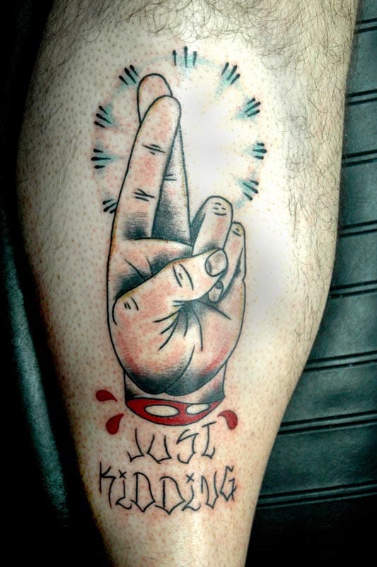tatuaje dedos cruzados 25