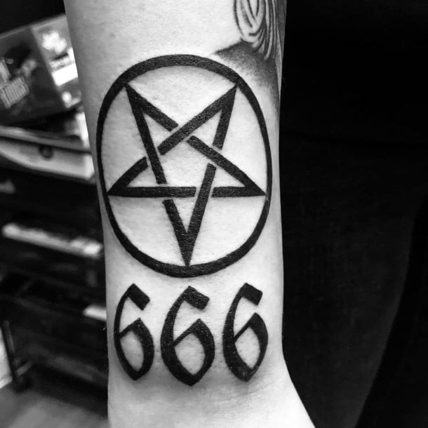 tatuaje pentagrama 66