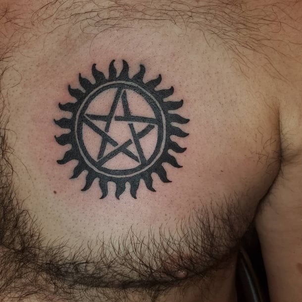 tatuaje pentagrama 77