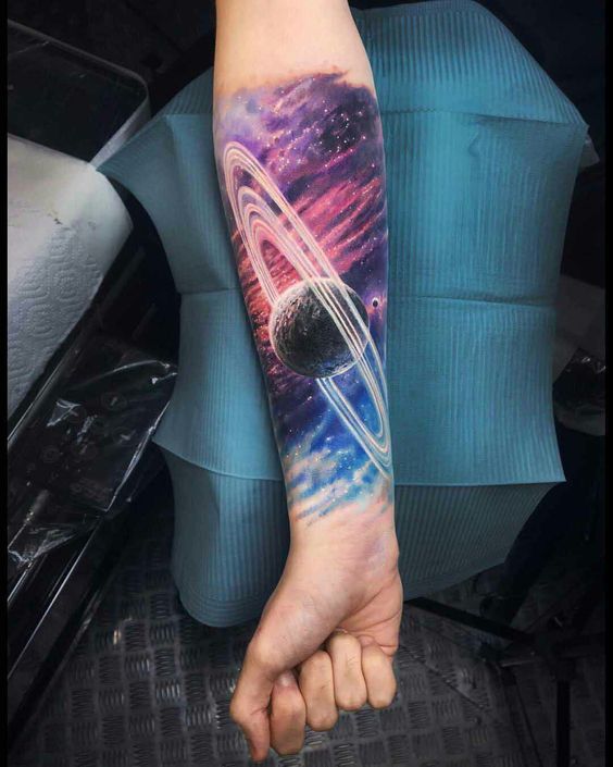 Tatuajes de Saturno – 40 diseños modernos y simbolismos