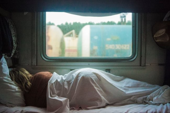 mujer dormida tren