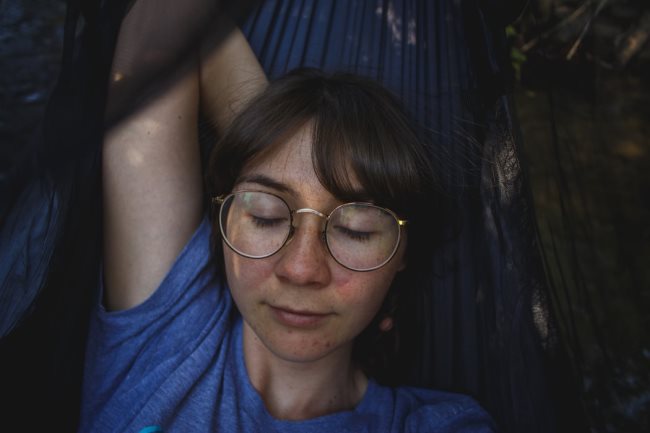 mujer gafas dormida