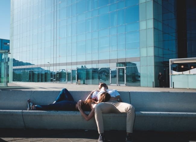 pareja durmiendo calle