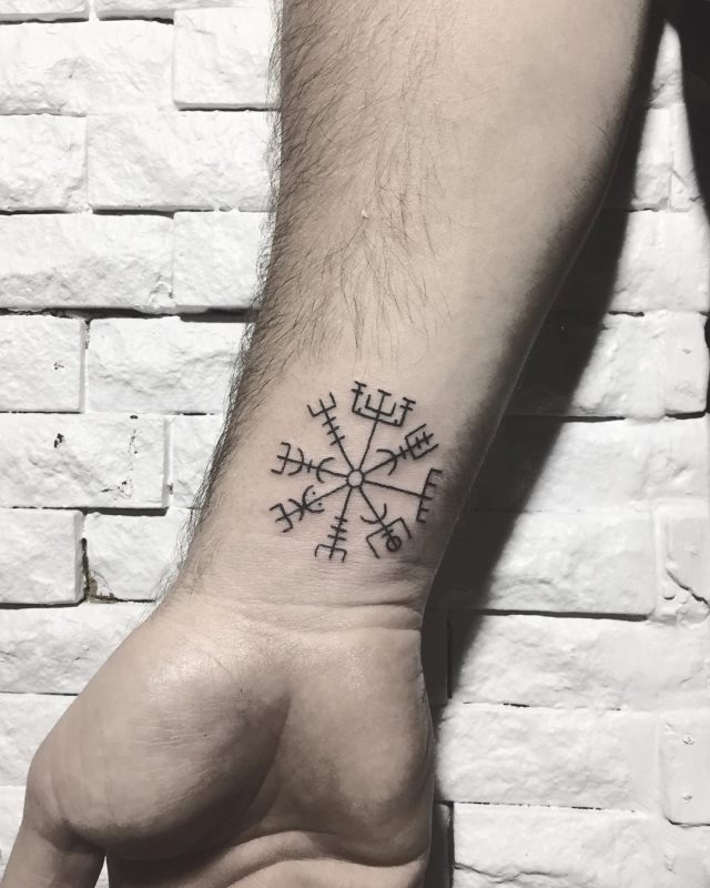 tattoo brujula vegvisir 101