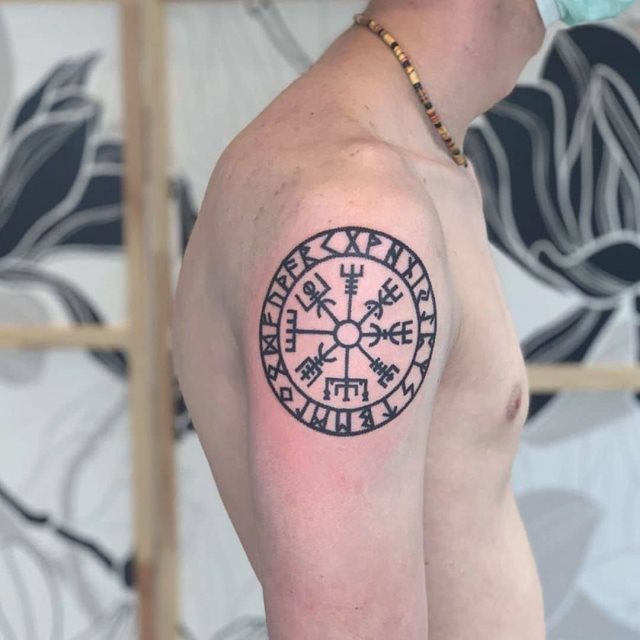 tattoo brujula vegvisir 102