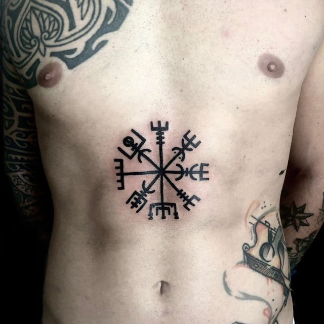 tattoo brujula vegvisir 108