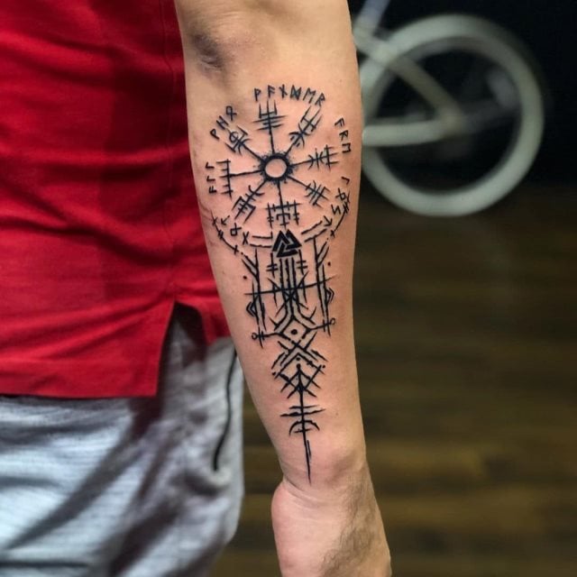 tattoo brujula vegvisir 109