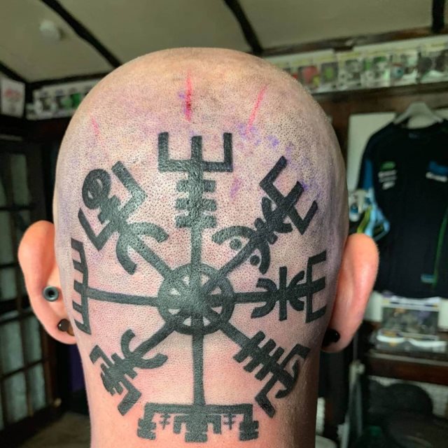 tattoo brujula vegvisir 111