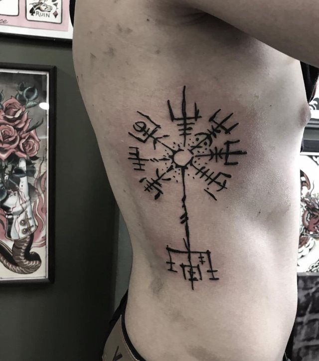 tattoo brujula vegvisir 122