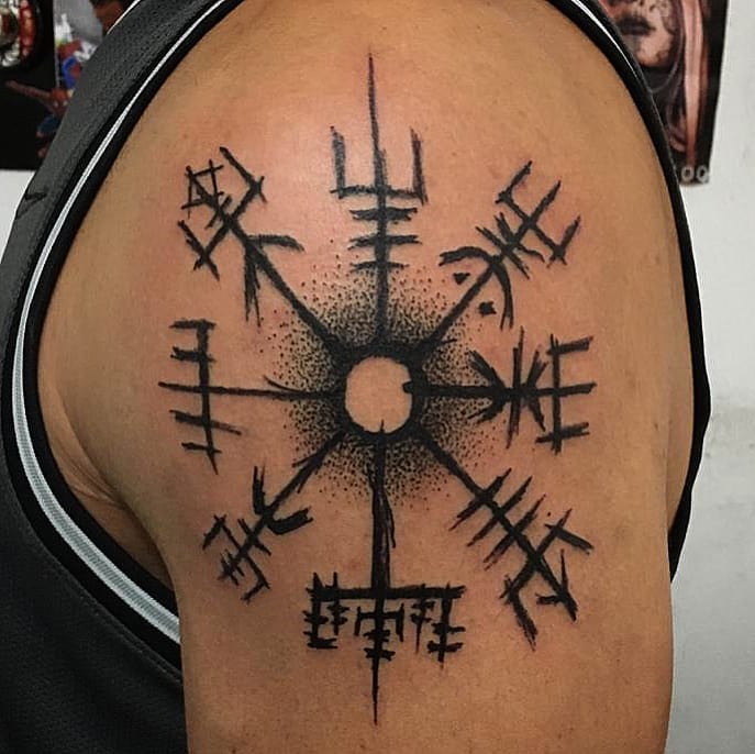 tattoo brujula vegvisir 17