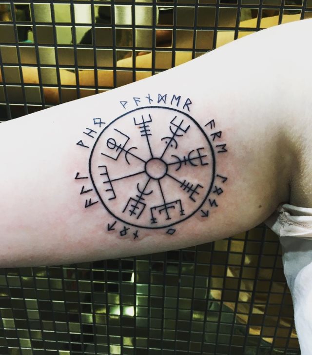 tattoo brujula vegvisir 32