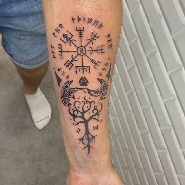 tattoo brujula vegvisir 41