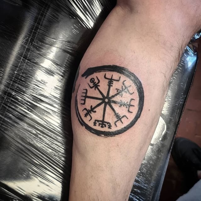 tattoo brujula vegvisir 43