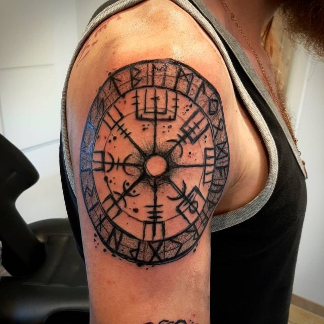 tattoo brujula vegvisir 49