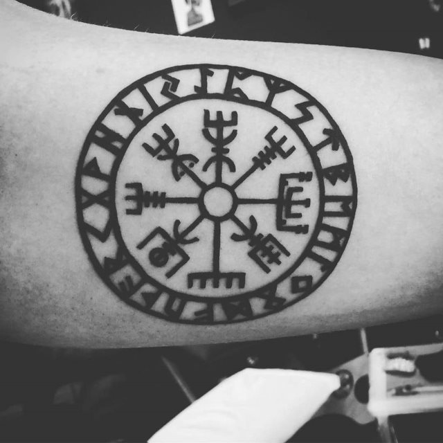 tattoo brujula vegvisir 62