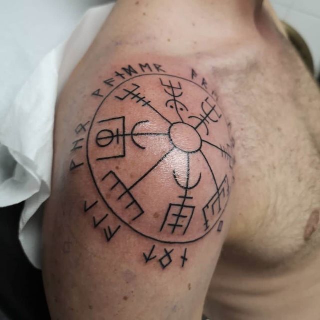 tattoo brujula vegvisir 90