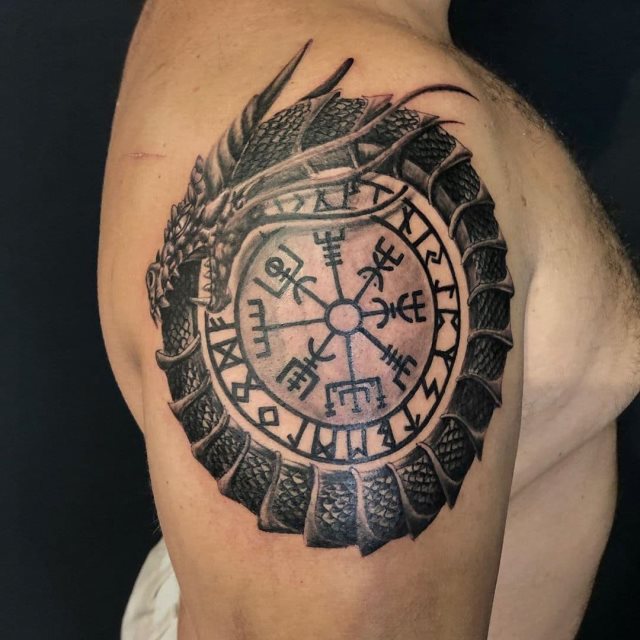 tattoo brujula vegvisir 99