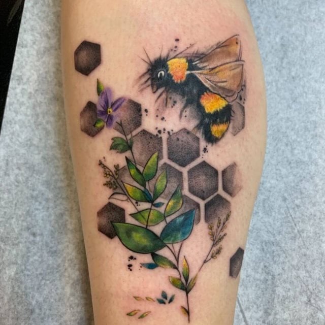 Tatuajes de colmenas, panales de abejas y avisperos