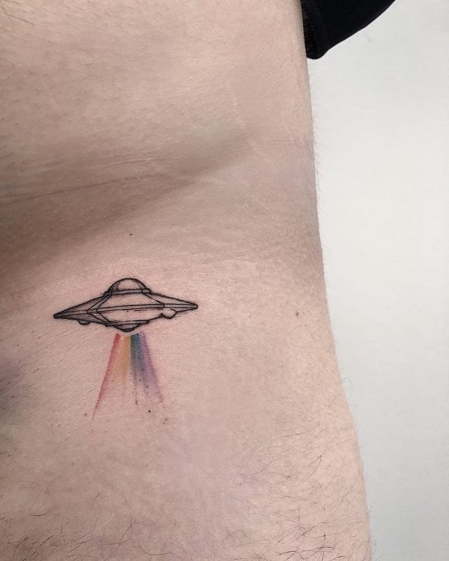 Tatuajes de Ovnis y platillos voladores: 70 diseños modernos