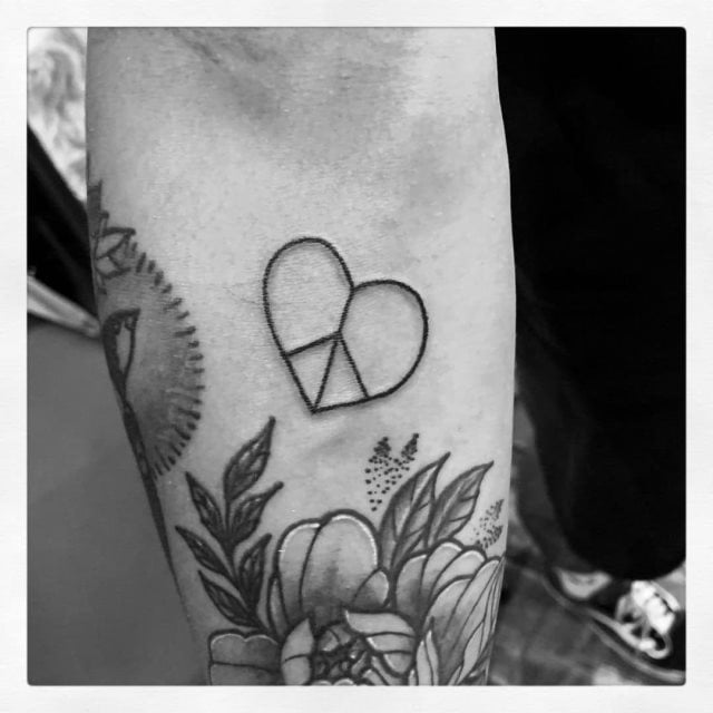 tattoo simbolo paz 02