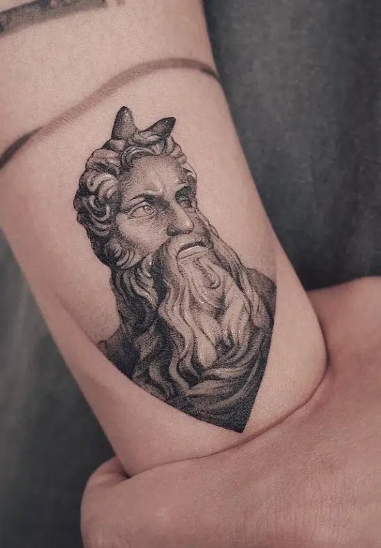 tattoo estatua romana 16