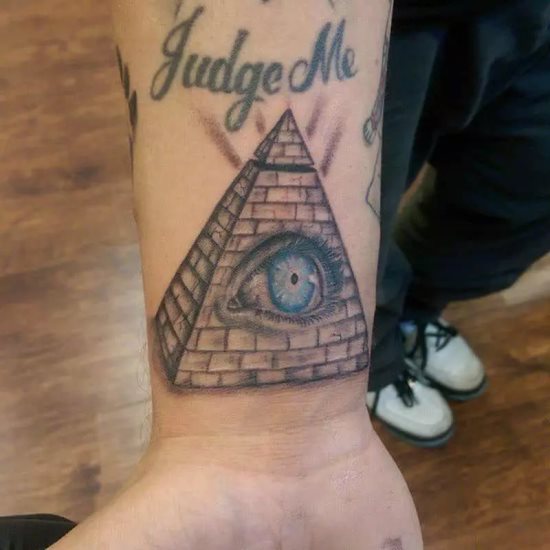 tattoo piramide 47