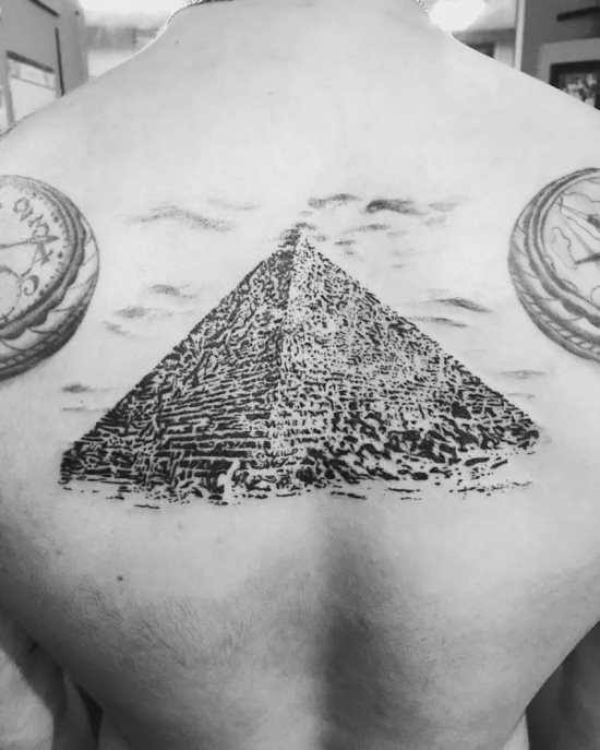 tattoo piramide 70