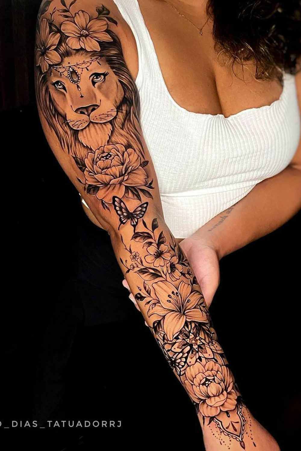 tatuaje brazo completo para mujer 01