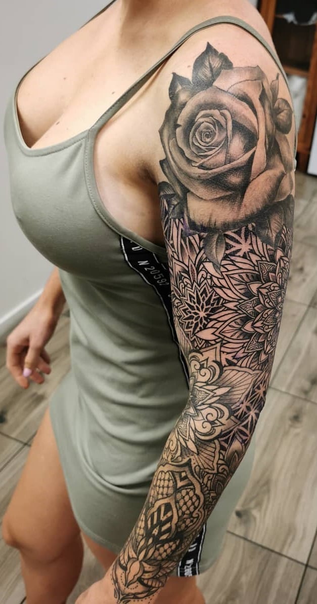 tatuaje brazo completo para mujer 07