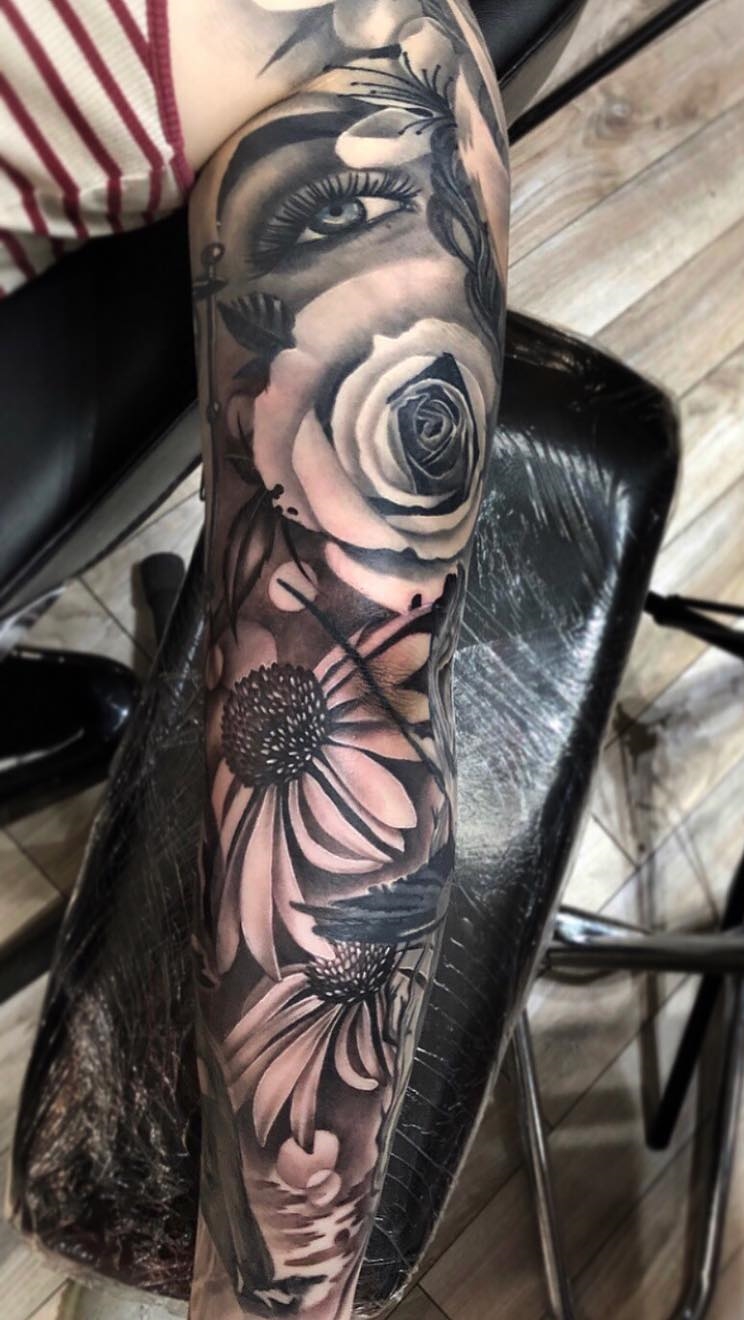 tatuaje brazo completo para mujer 25