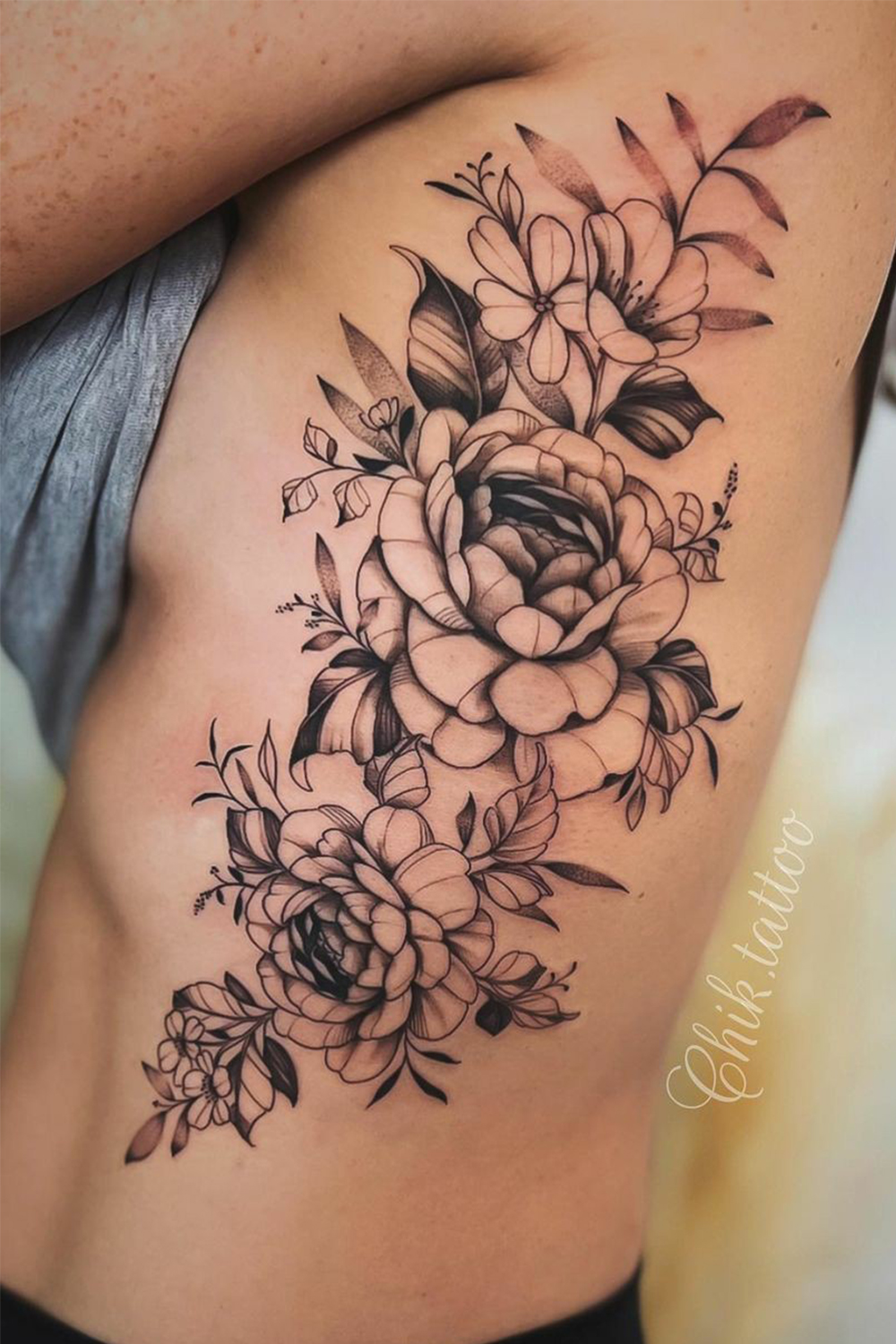 tatuaje costado para mujer 12