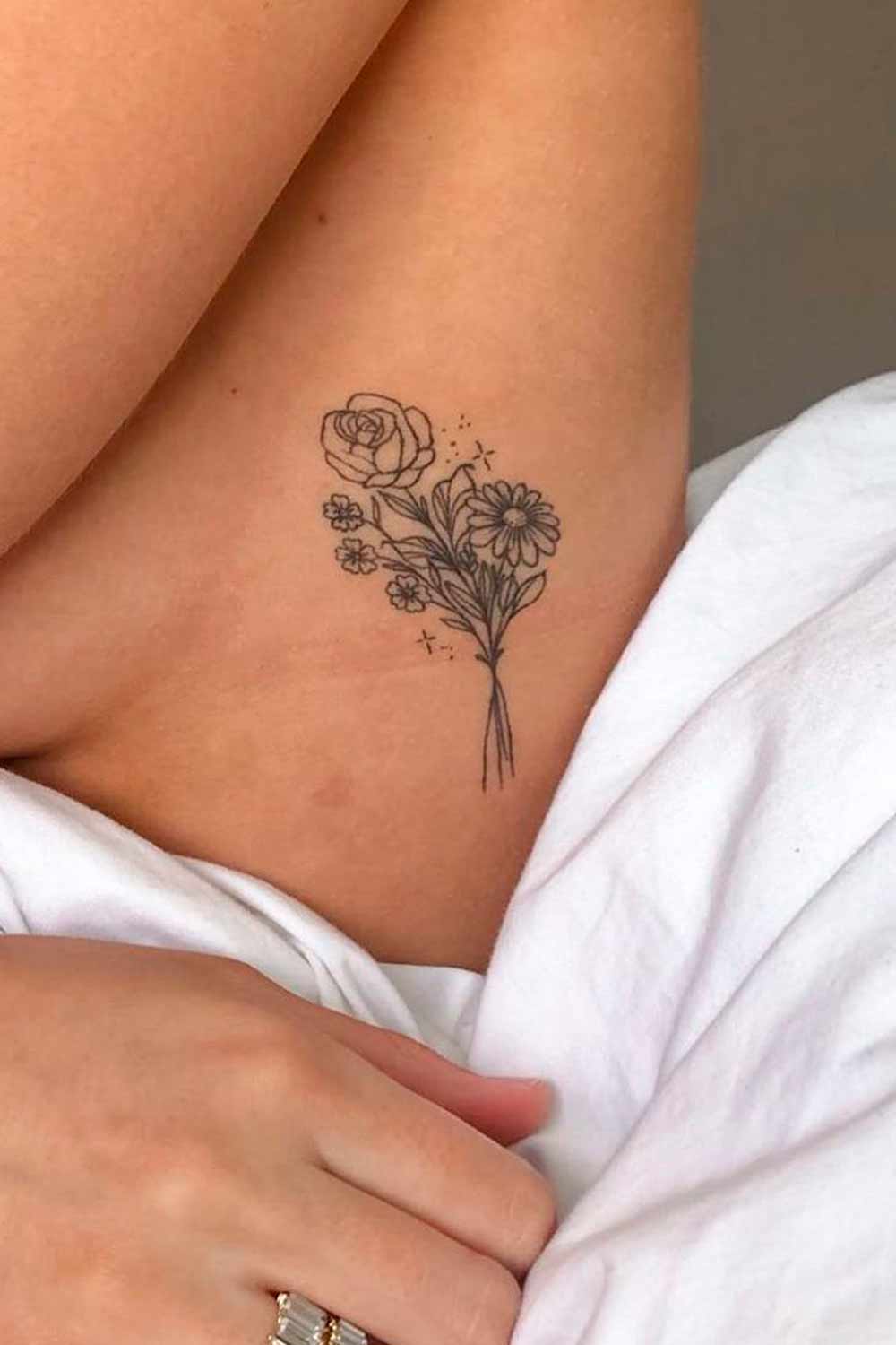 tatuaje costado para mujer 13
