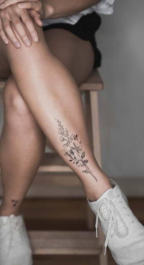 tatuaje de mujer en el tobillo 13
