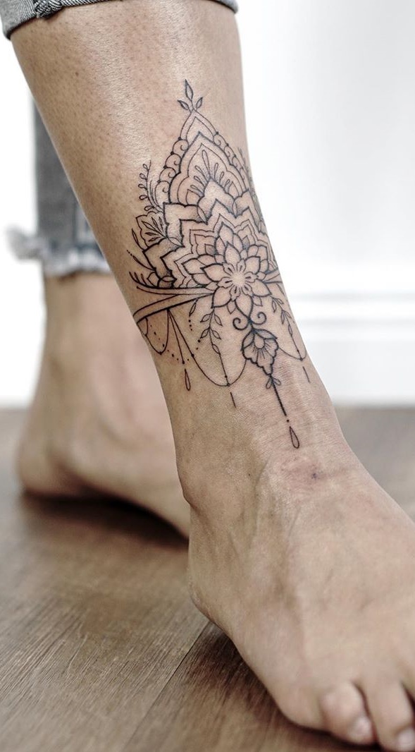tatuaje de mujer en el tobillo 21