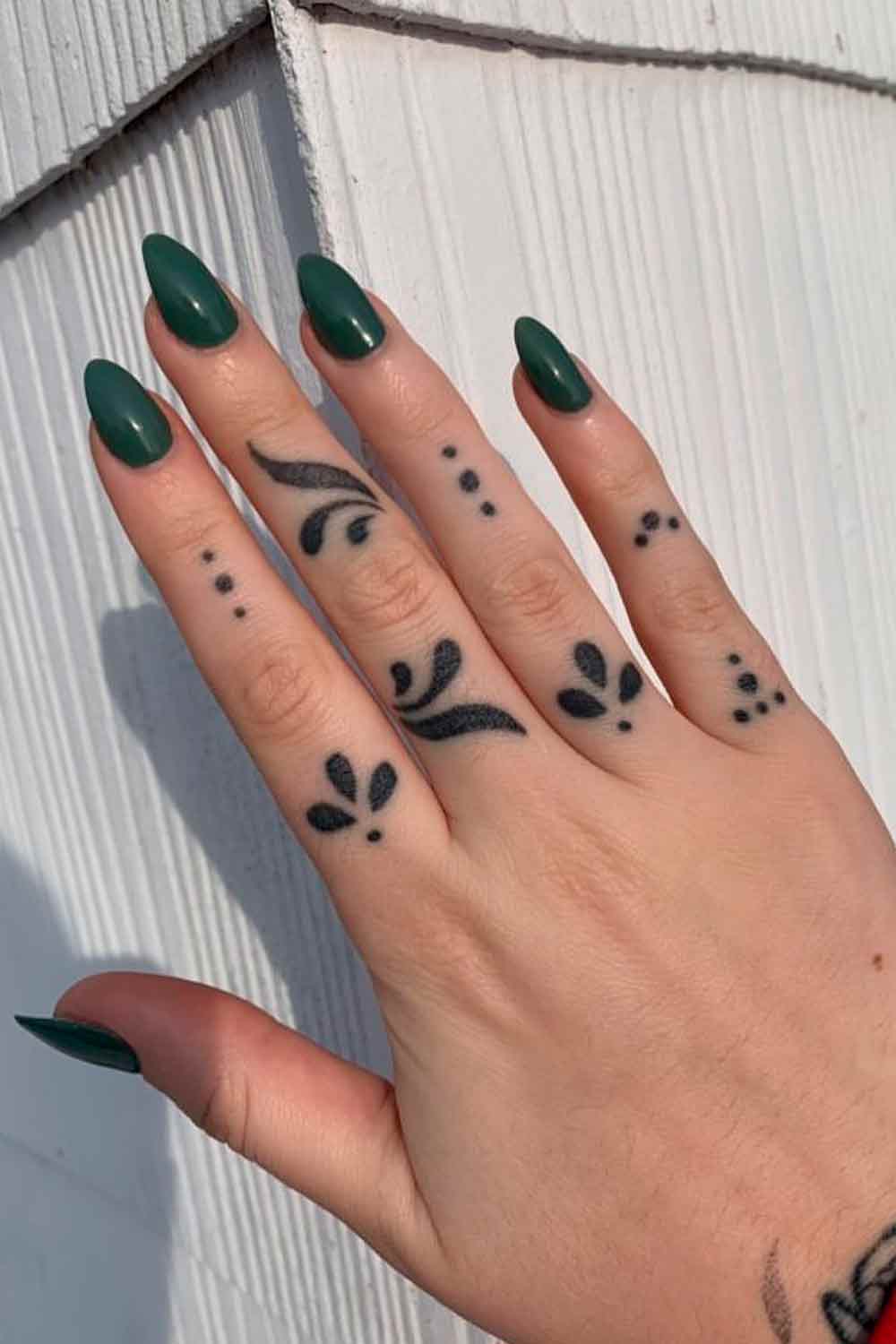 Tatuajes en los dedos y nudillos: diseños solo de MUJERES