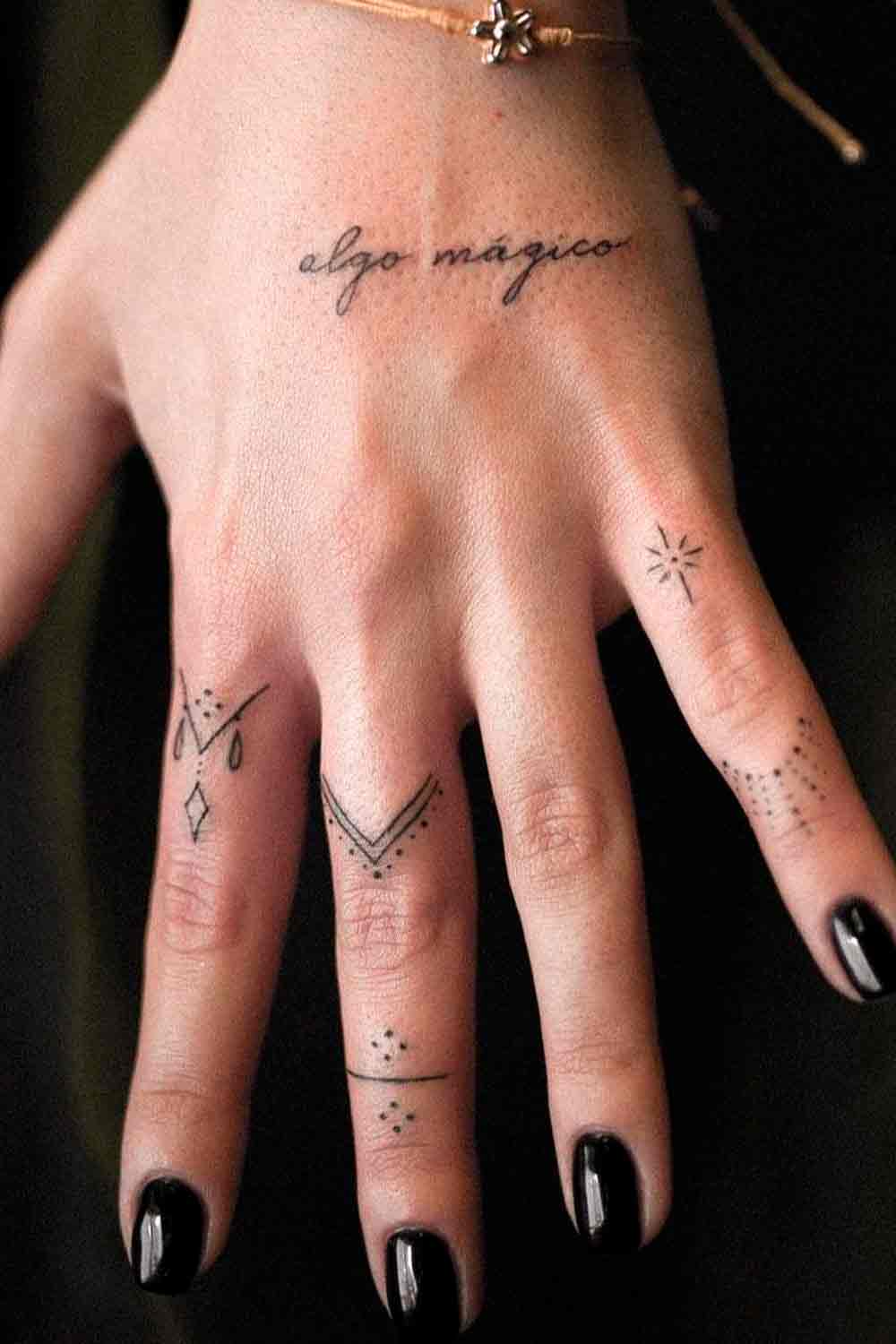 tatuaje de mujer en los dedos 05