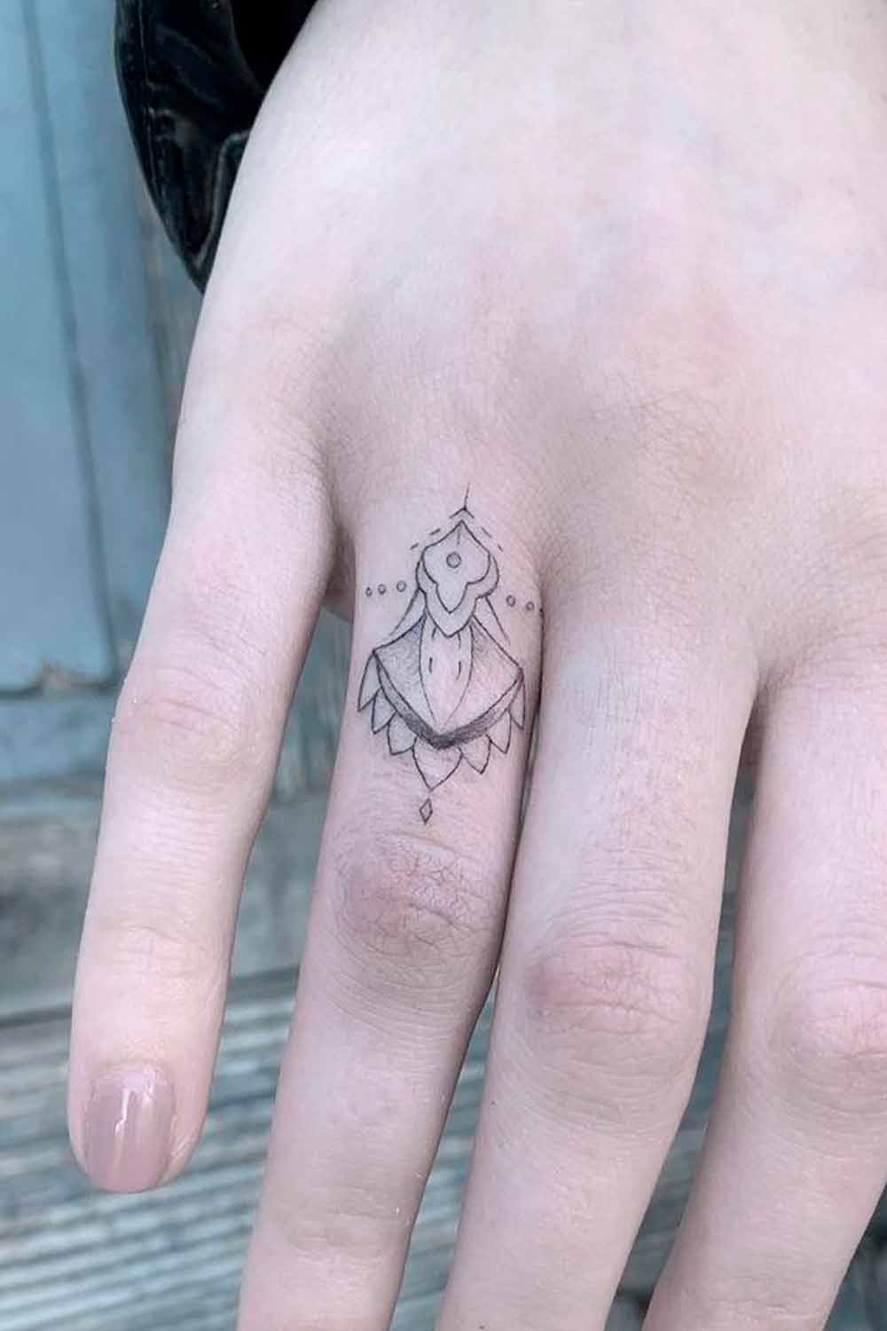 tatuaje de mujer en los dedos 11
