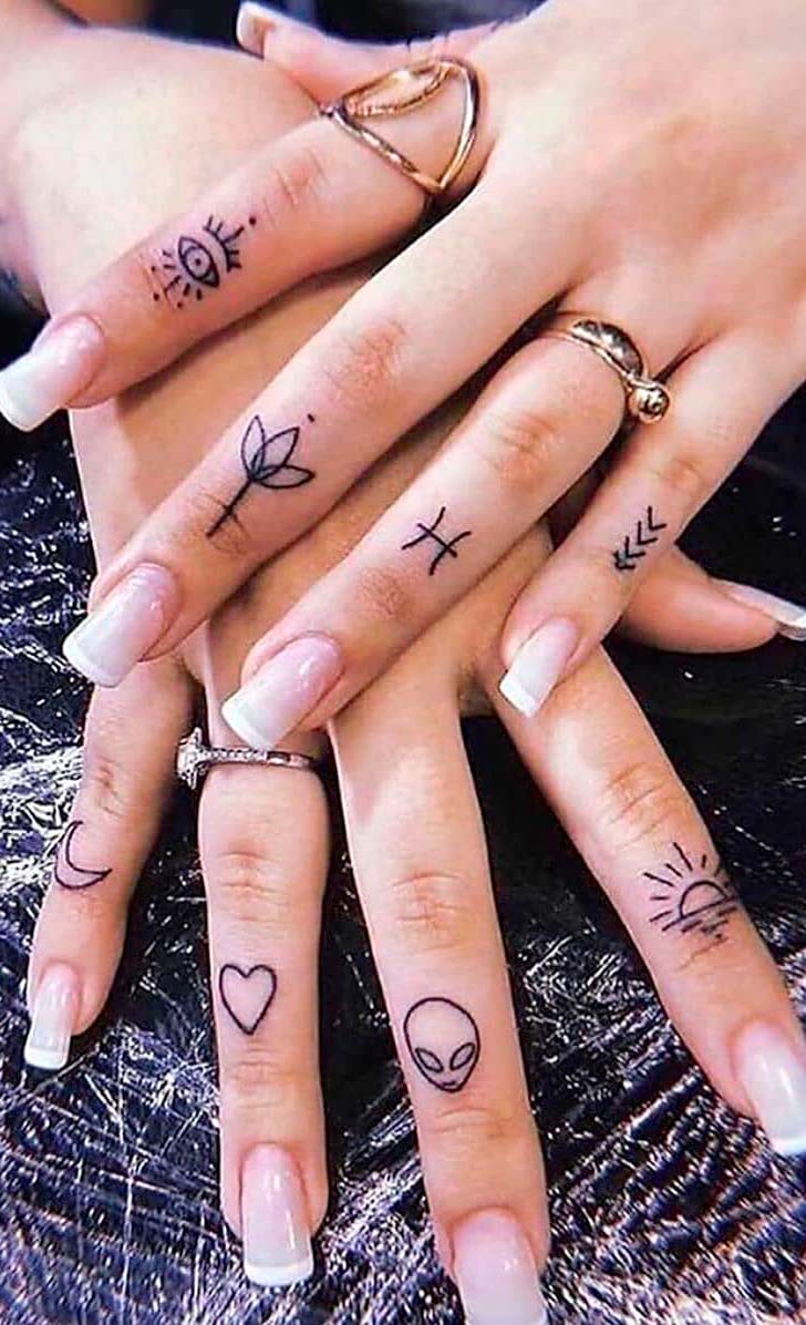 tatuaje de mujer en los dedos 15