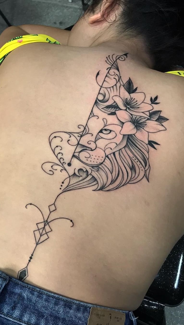 tatuaje de mujer para la espalda 03