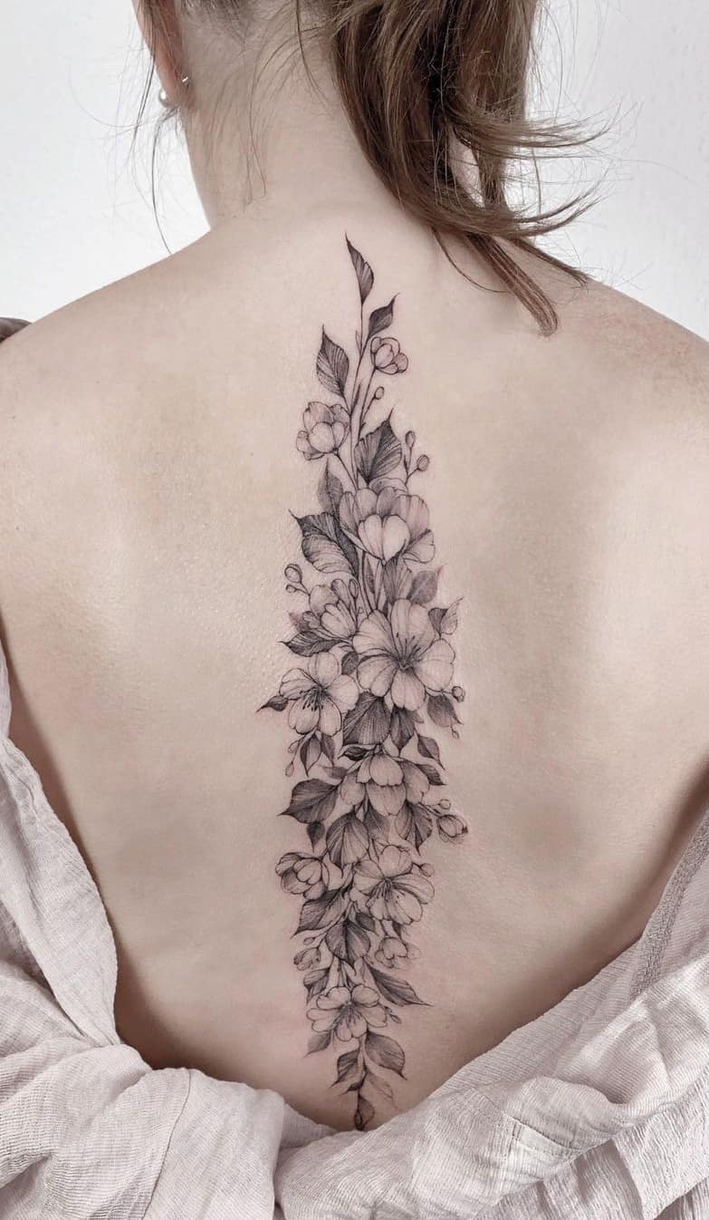tatuaje de mujer para la espalda 07