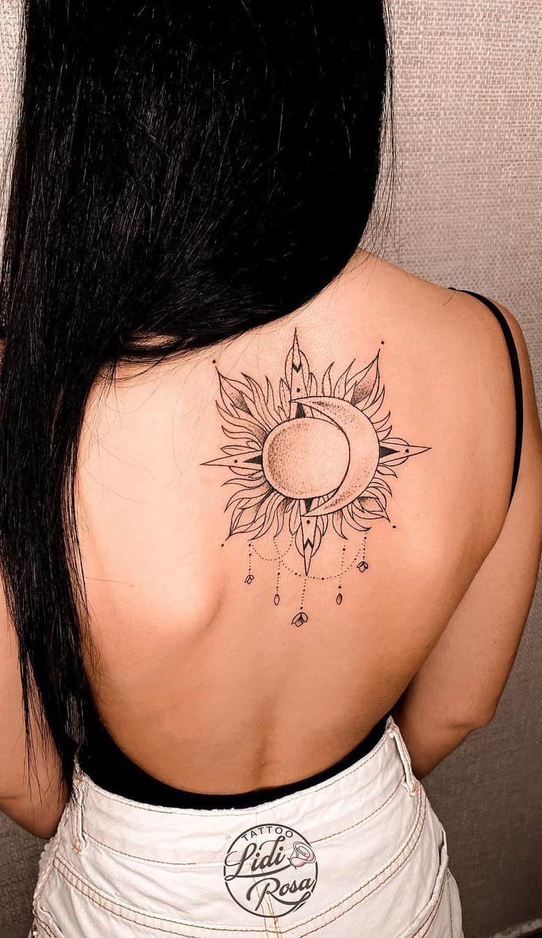 tatuaje de mujer para la espalda 09
